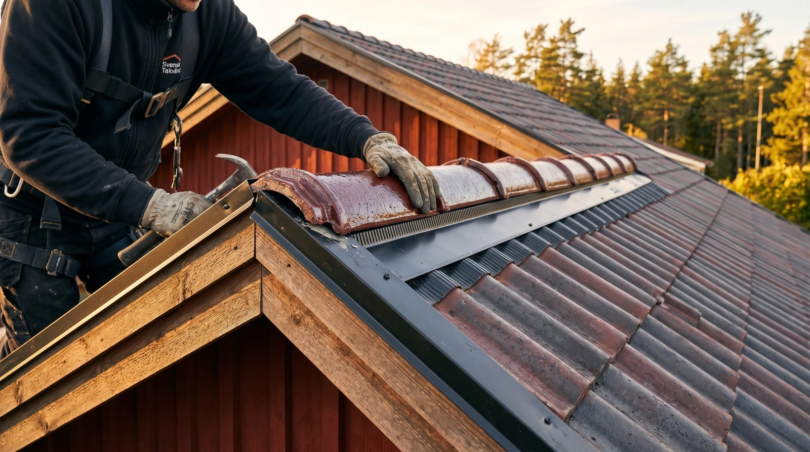 Byta tak kostnad pris per kvadratmeter — takläggare lägger nya betongpannor på villa