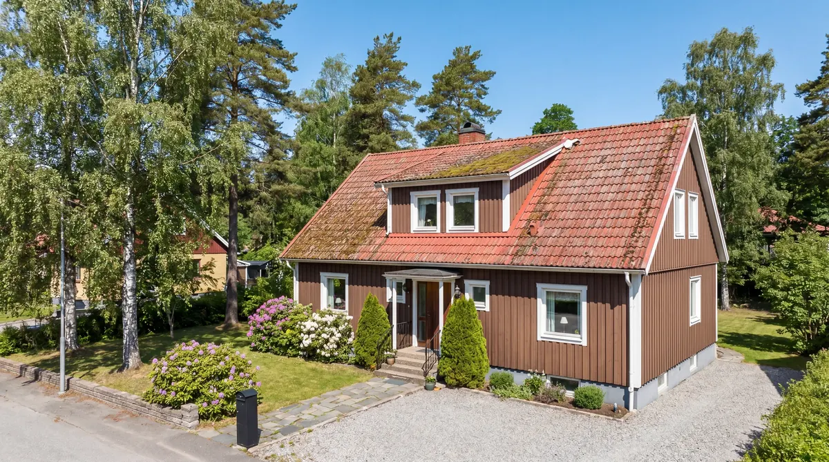 Före – Villa i Borås – komplett takbyte med antracit betongpannor