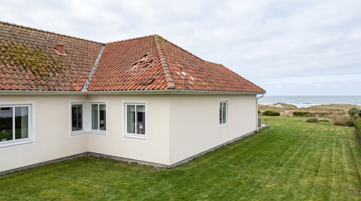 Före – Kustvilla i Skrea, Falkenberg – nytt Hallandstegel-tak