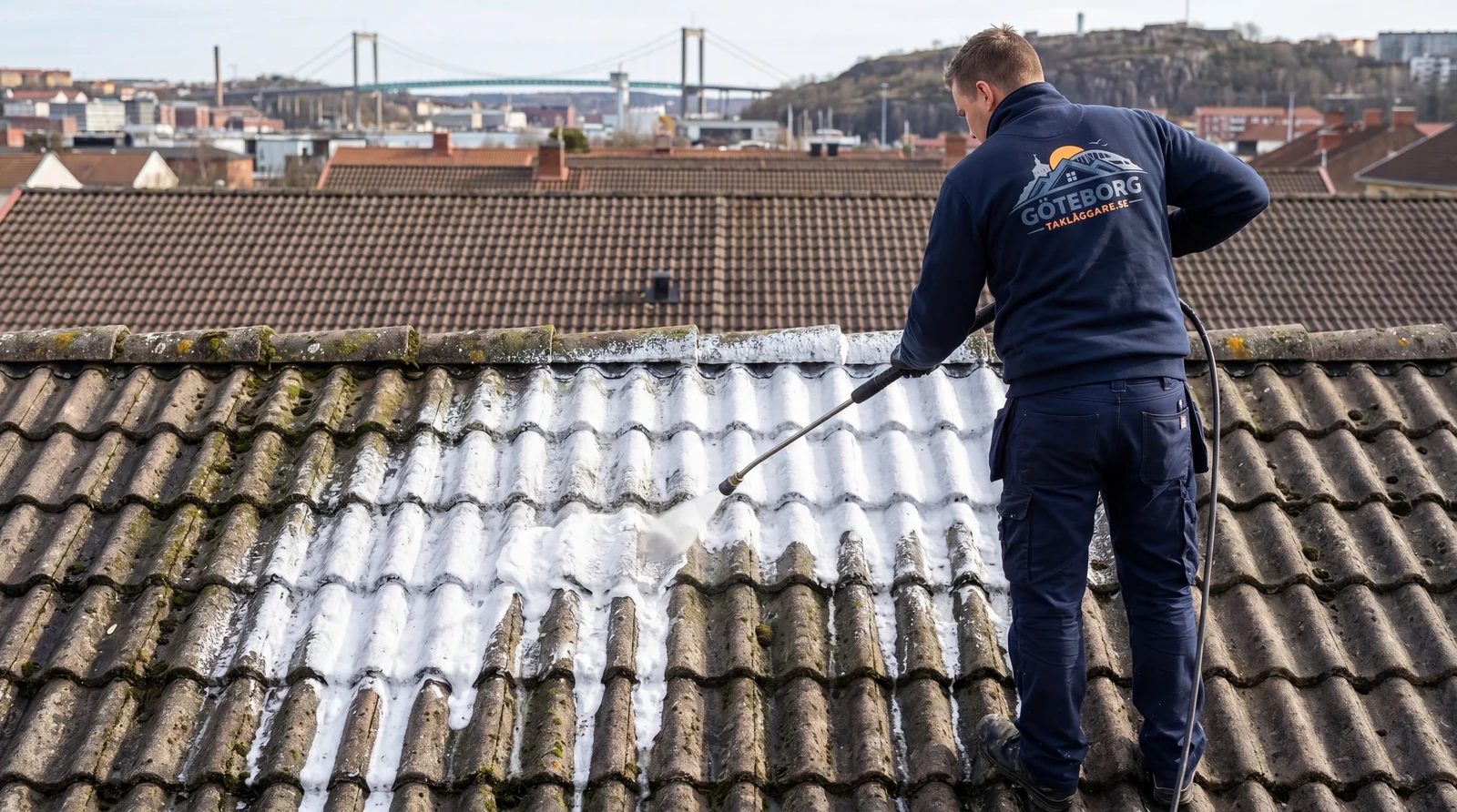 Högtryckstvätt av tak med mossbeläggning i Göteborg